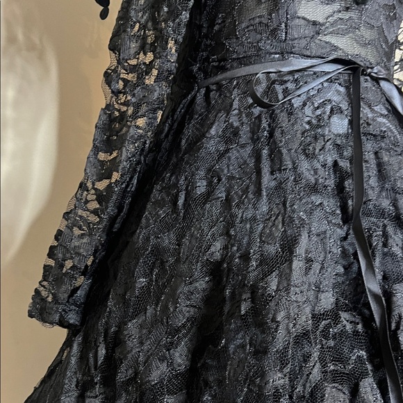Elegant Black Lace Off-Shoulder Dress - Picture 9 of 16